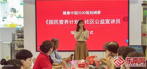 1656578720410394.jpg bifa必发行销推广部副部长郑玲芳在给学员们授课.jpg